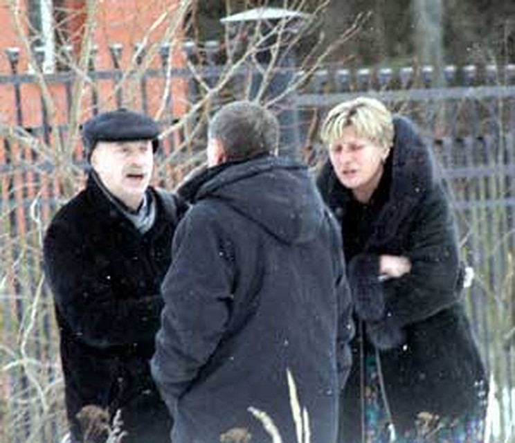 Разгар семейного спора. Остер (справа) убеждает Успенского (он стоит спиной) не горячиться.