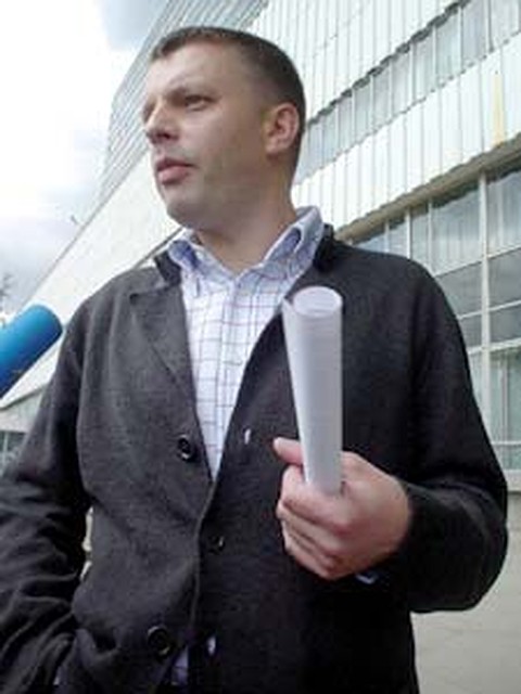 Леонид Парфенов считает, что не выносил сора из избы. Но каким-то сквозняком его вынесло.