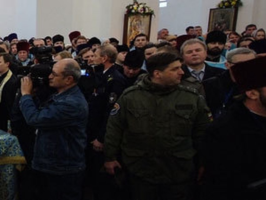 За сутки Казанский собор принял тысячи верующих.