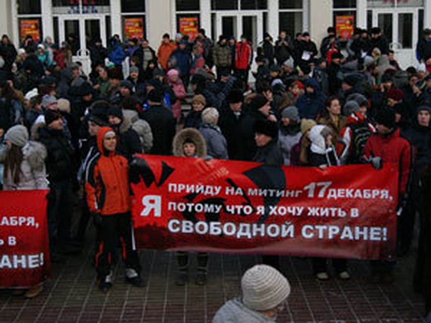 Собравшиеся на митинг оппозиции спокойно простояли под лозунгами чуть больше часа и начали расходиться.