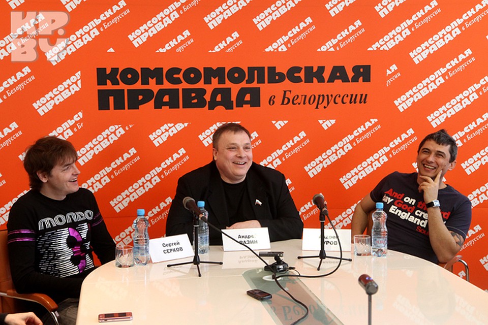 Продюсер Андрей Разин пришел в пресс-центр "Комсомолки" с первыми солистами группы "Ласковый май" Андреем Гуровым и Сергеем Серковым