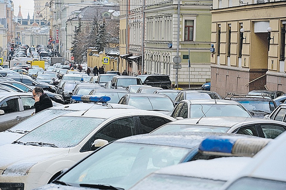Большая Дмитровка во вторник, 20 марта. Наводить порядок с парковкой здесь явно пора.