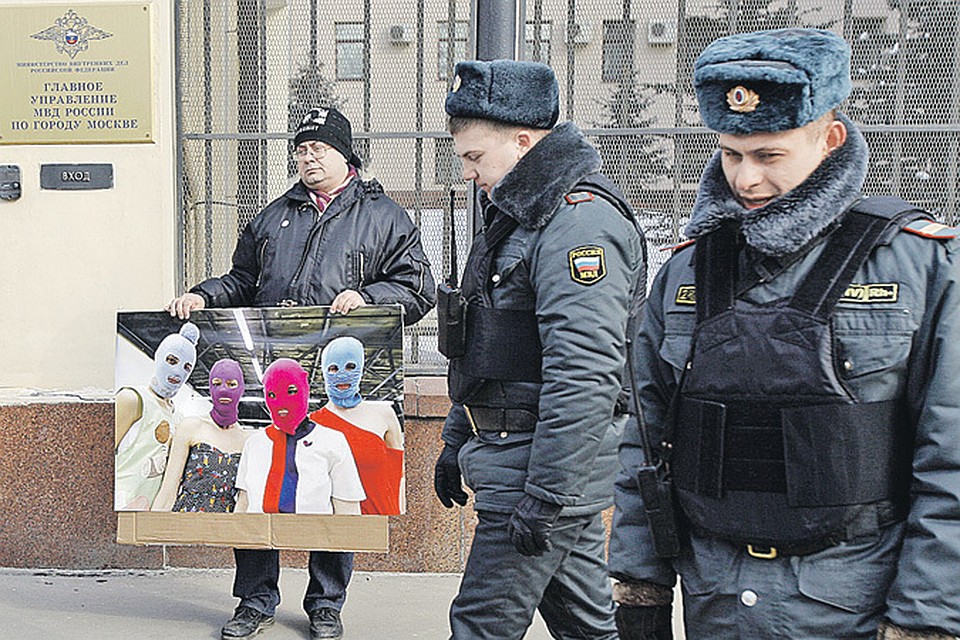 Осознают ли защитники Pussy Riot, что их «благородный порыв» тщательно срежиссирован, как и сама акция панк-феминисток?