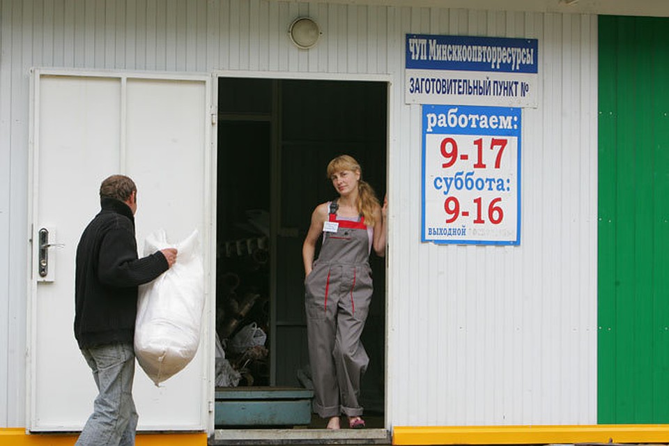 Рассчитаться за коммунальные услуги старыми газетами, пластиковыми бутылками и битым стеклом теперь можно в Докшицах.