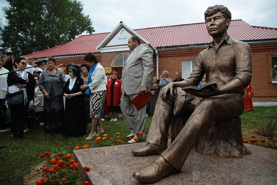 Памятник Александру Вампилову поставили в поселке Кутулик Иркутской области