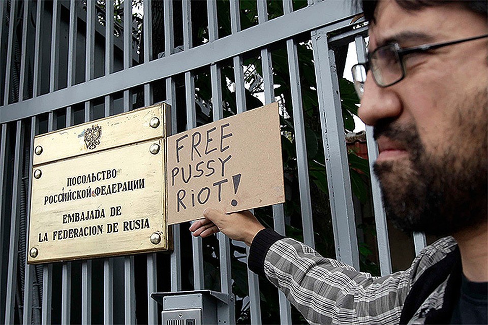 Дело Pussy Riot обернулось протестными выступлениями не только у здания суда в Москве, но и у стен консульств России по всему миру.