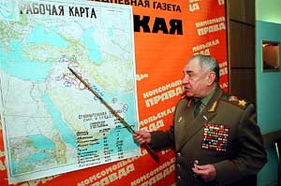 Маршал Язов изучает театр военных действий.
