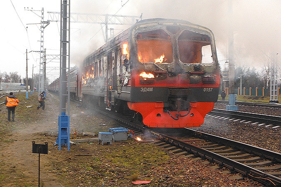 У подмосковной электрички загорелся головной вагон.