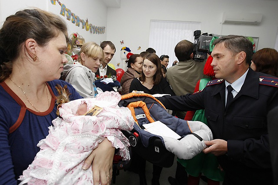 Сотрудники Госавтоинспекции проводят акцию "Автокресло - детям!"
