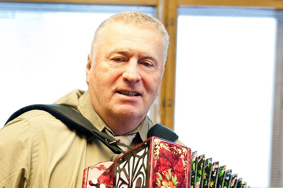 Владимир Жириновский может и на баяне сыграть, и в прямой эфир дозвониться, как обычный слушатель.