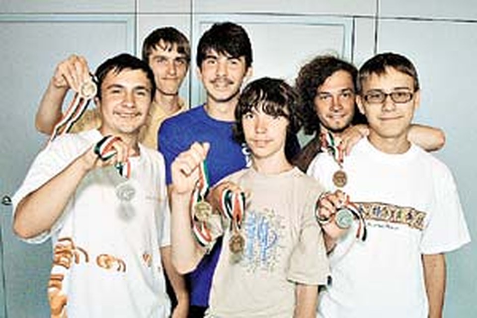Золотые медали: Никита Калинин (С.-Петербург), Павел Козлов (Ростов Ярославской области), Александр Магазинов (Ярославль), Андрей Гаврилюк (Долгопрудный). Серебряные медали: Алексей Катышев (С.-Петербург), Василий Астахов (Саратов) - 3-е место в мире.