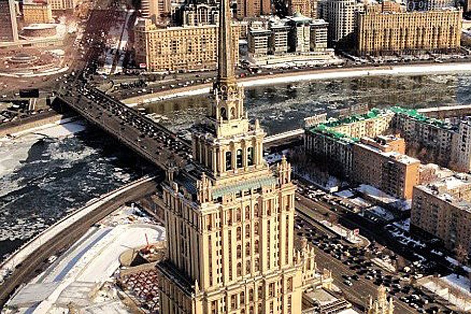 В минувшую пятницу вечером после работы Дмитрий Медведев отправился из Белого дома в свою загородную резиденцию не на машине, как обычно, а на вертолете