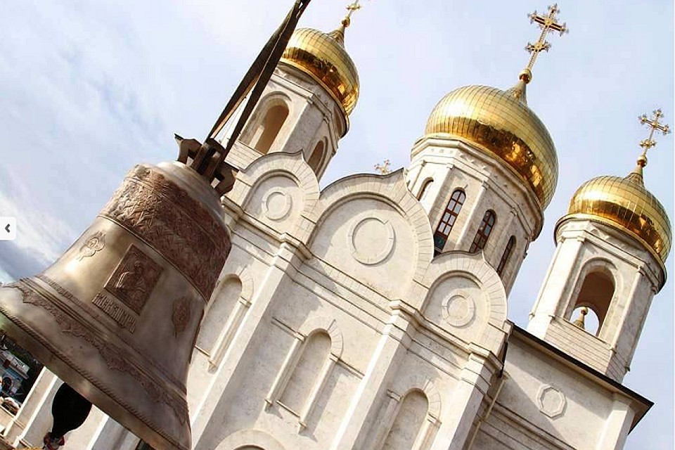 Колокола устанавливали с помощью тяжелой техники.