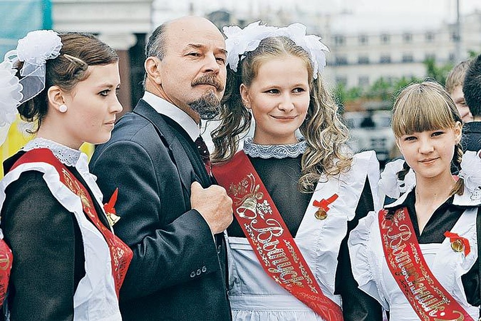 То, что современная молодежь предпочитает не жить по-ленински, а фоткаться с его двойниками, только подтверждает, что Ленин для нас сегодня - увы, лишь экспонат.