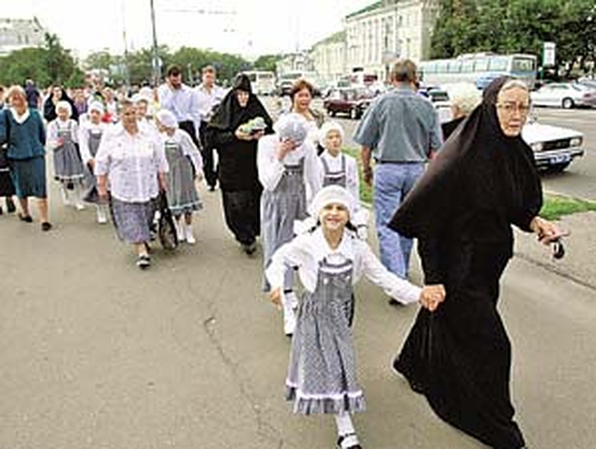 Поклониться мощам привели маленьких воспитанниц приюта.