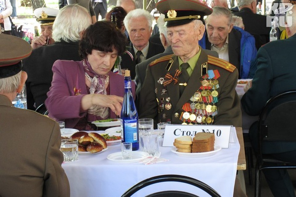 Ветеранам накрыли "фронтовую поляну"