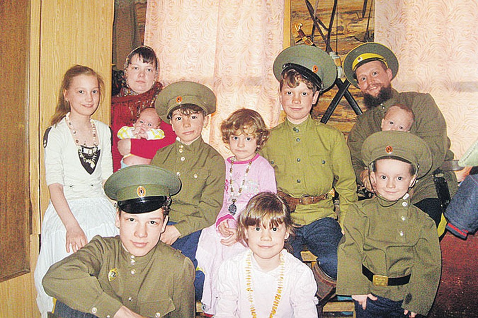 Еще год назад Бутусины были вместе. Сегодня глава семейства (на фото - вверху справа) прячется от силовиков в лесах...