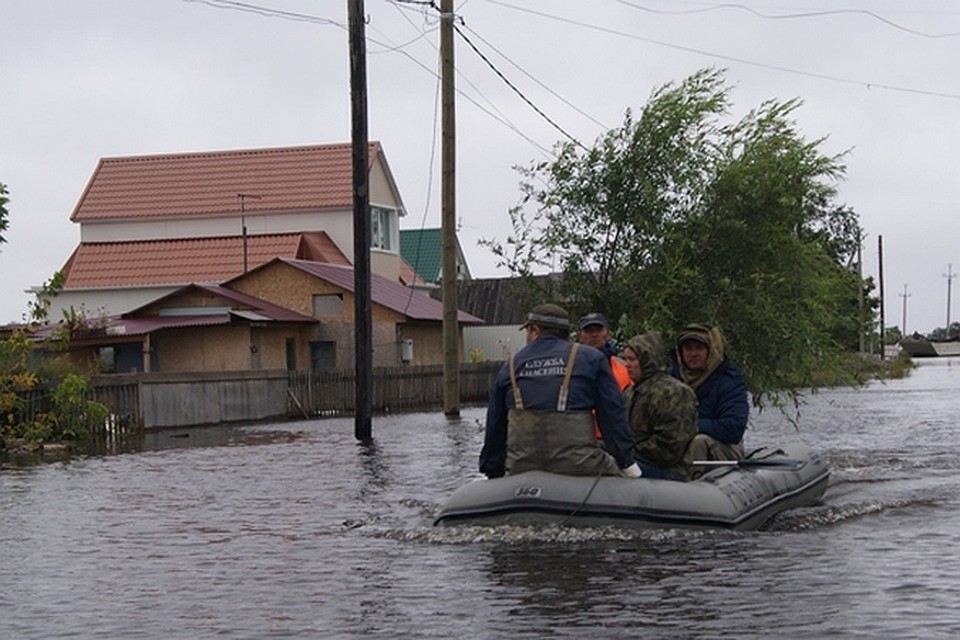 В затопленных селах и поселках спасатели МЧС вместо "лодочников".