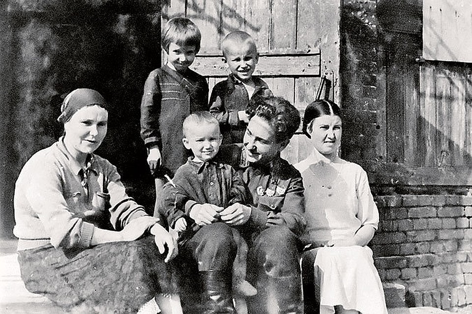 Алексей Хлобыстов с родственниками. Слева - его сестра Евдокия, на коленях героя - племянник Витя.
