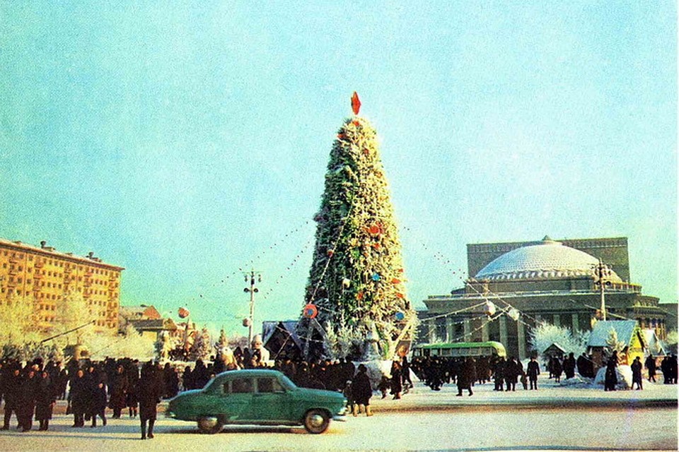 Елка прописалась на площади Ленина в 1954 году.