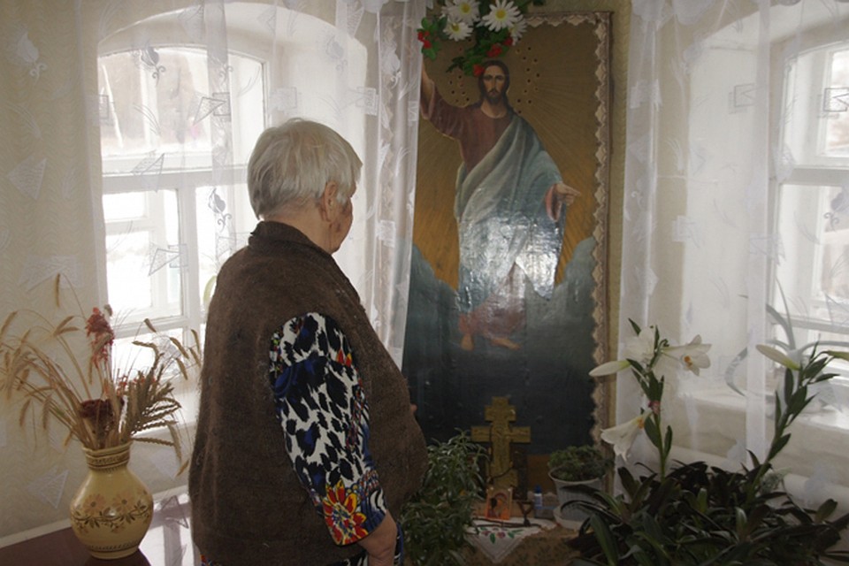 Испугавшись за иконы, пенсионерка бросилась останавливать грабителя