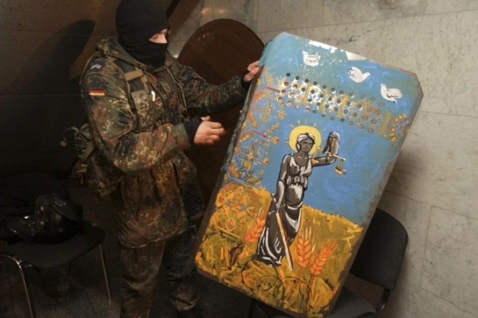Члены «сотни Самообороны» украшают свои щиты