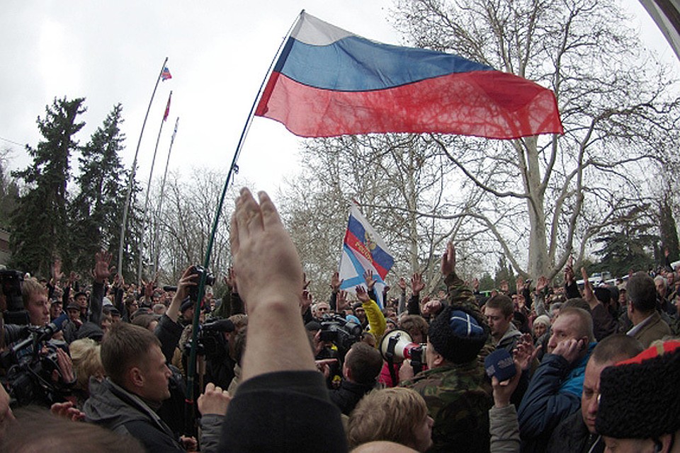 Севастополь поднял российский флаг