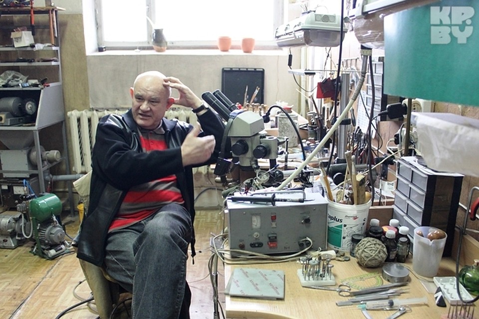 «Комсомолка» заглянула в гости к художнику, повторившему одну из самых главных святынь Беларуси