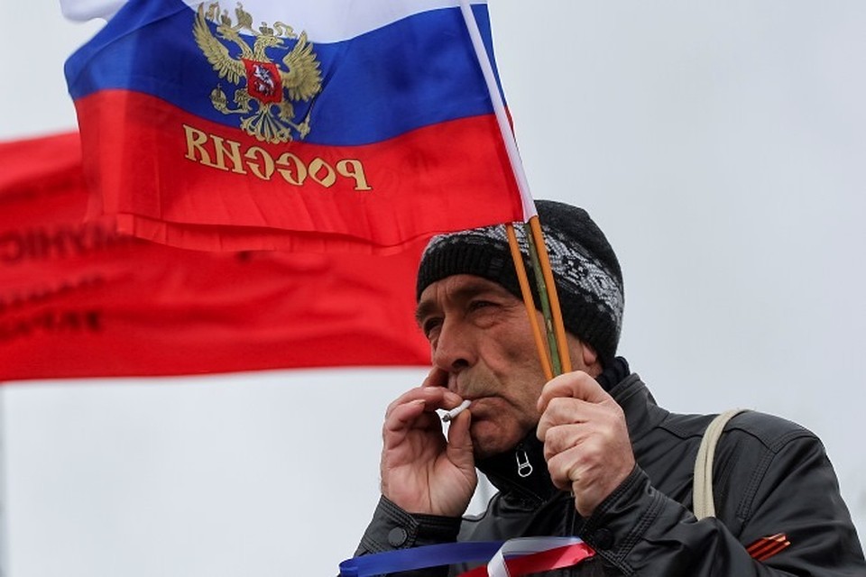 Митингующие перекрыли железнодорожные пути в Донецке