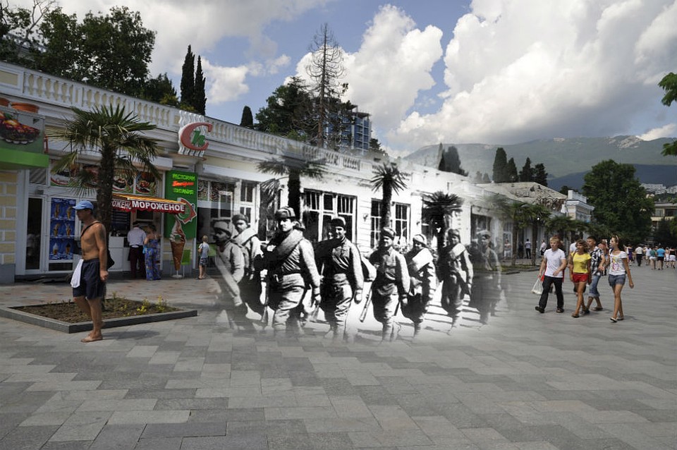 Ялта, 1944-2012 гг. Советские стрелковые части входят в освобожденную от гитлеровцев Ялту.
