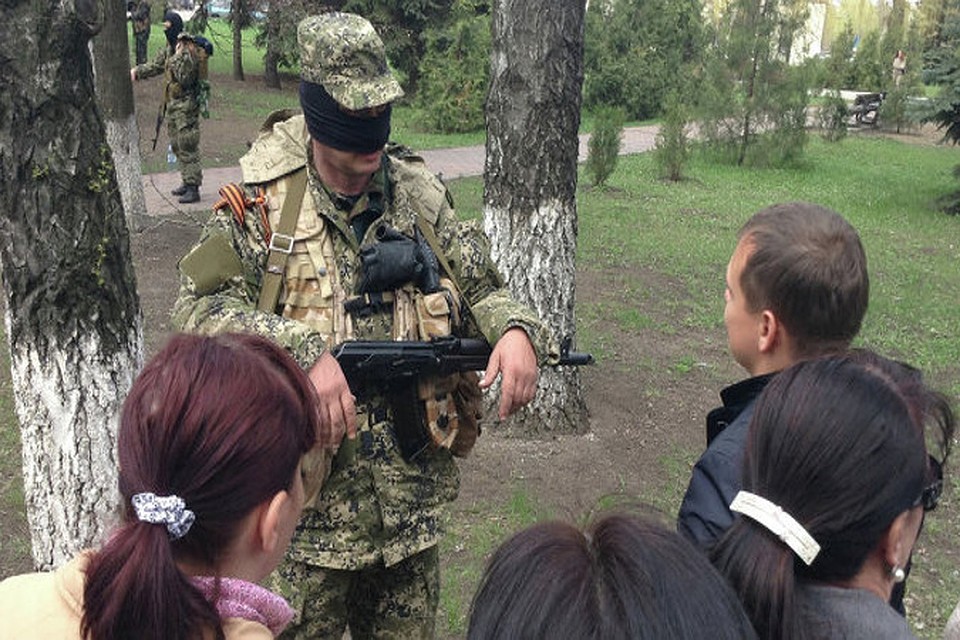 В Славянске сейчас относительно спокойно. Периодически слышна автоматическая стрельба