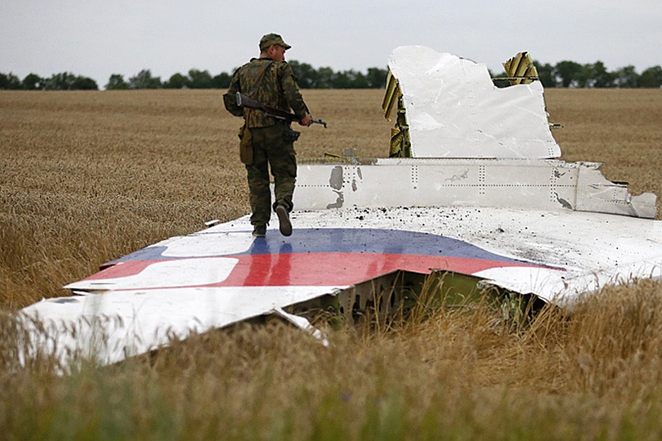 На борту упавшего на территории Украины, в 60 километрах от российской границы, самолета «Малайзийских авиалиний» Boeing-777 находилось, предположительно, 295 человек