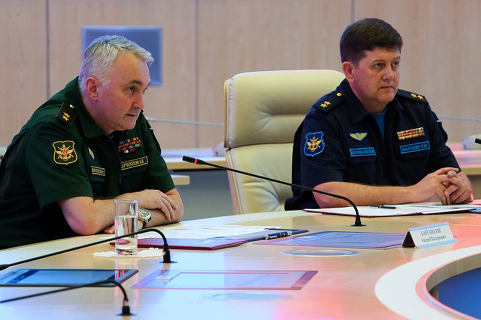 Начальник Главного оперативного управления Генштаба Вооруженных сил РФ Андрей Картаполов (слева) и начальник главного штаба Военно-воздушных сил РФ Игорь Макушев на пресс-конференции по поводу крушения пассажирского авиалайнера Boeing 777 на Украине