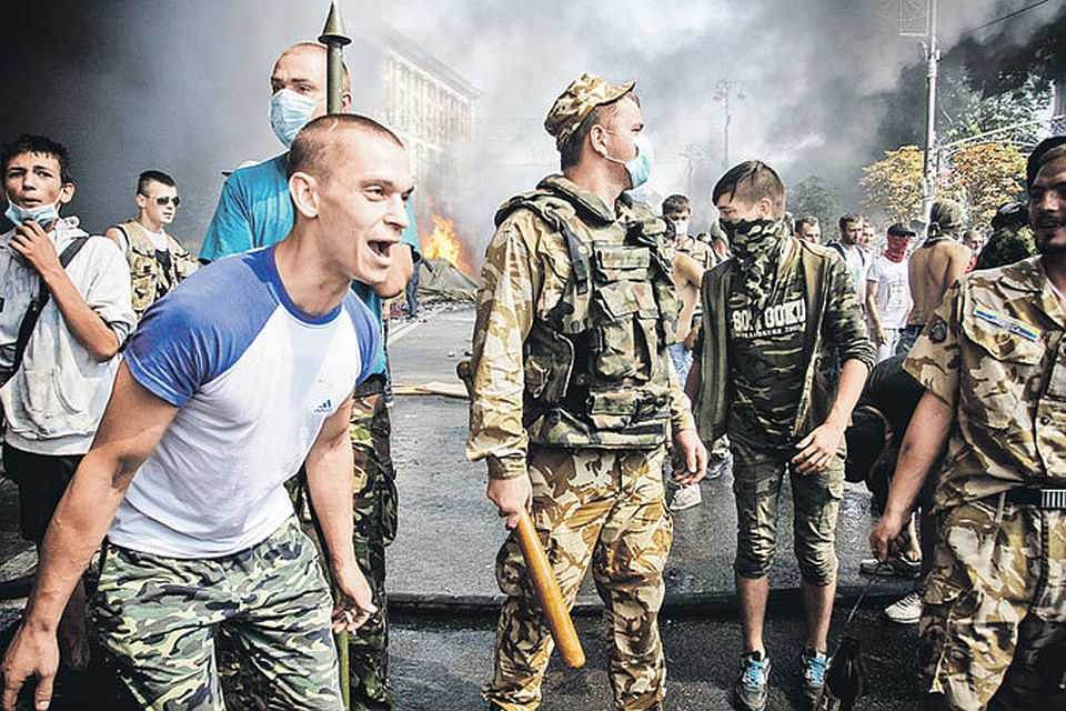 Это Киев, типичный сегодняшний Киев. Украинская молодежь в националистическом угаре готова растерзать всех, кто с ней не согласен. И журналиста, и милиционера, и просто прохожего... Фото: Олег ТЕРЕЩЕНКО/«КП» - Киев
