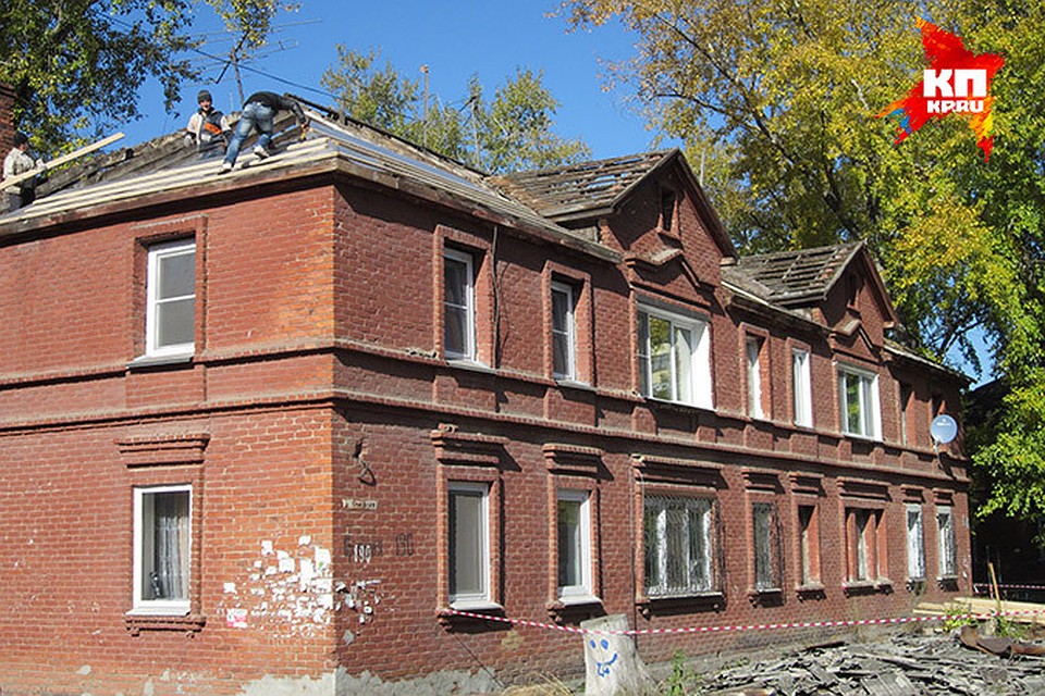 На доме по улице 16-я Линия, 190 начали менять кровлю