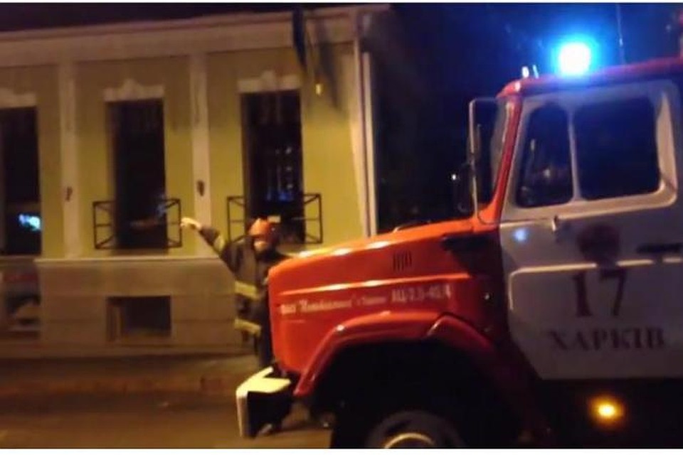 К месту взрыва на Рымарской улице подъехали пожарные машины. Фото: кадр видео очевидца