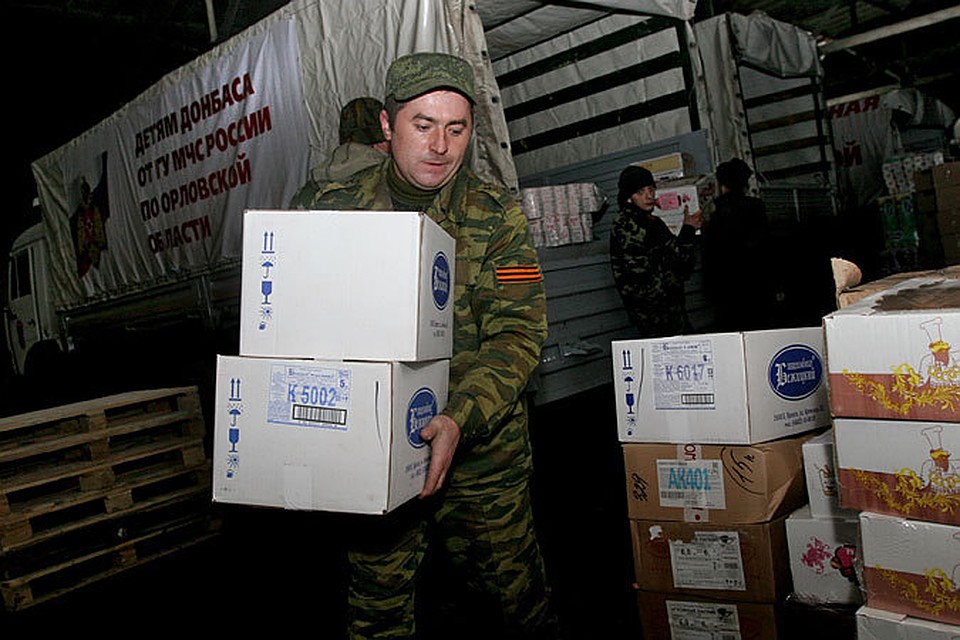 В первую очередь, помогают россияне, практически мгновенно отзываясь на каждую просьбу о помощи, каждую житейскую историю, когда страдают люди, особенно дети и старики