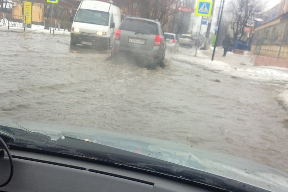 В Симферополе Улица Русская превратилась в реку. Фото: Элеанора Гагаринова.