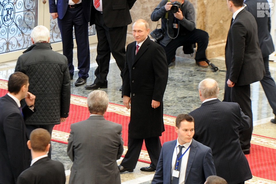 Путин покидал дворец с улыбкой. Фото: Виктор ГИЛИЦКИЙ