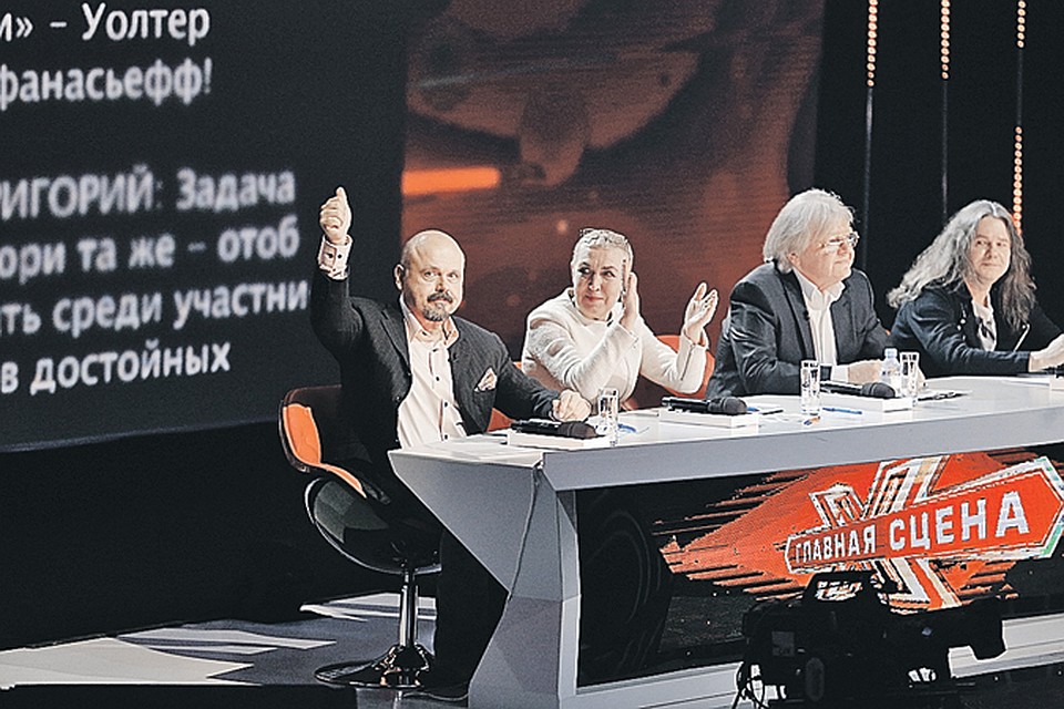 Среди коллег по судейскому столику - (справа налево) Сергей Чиграков, Юрий Антонов, Жанна Рождественская - только Уолтер является продюсером.