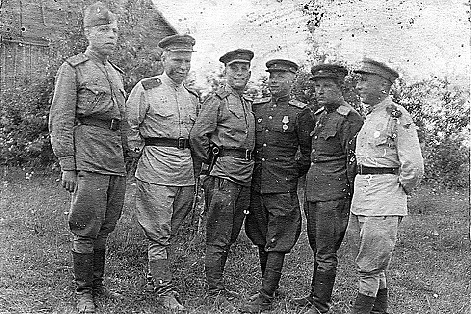 Владимир Николаев (слева) с однополчанами.