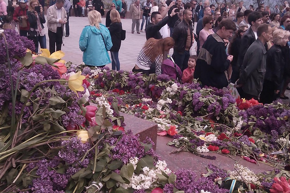 Тысячи людей собрались у мемориала, чтобы почтить память погибших в Великой Отечественной войне
Фото: Иван ПЕТРОВ