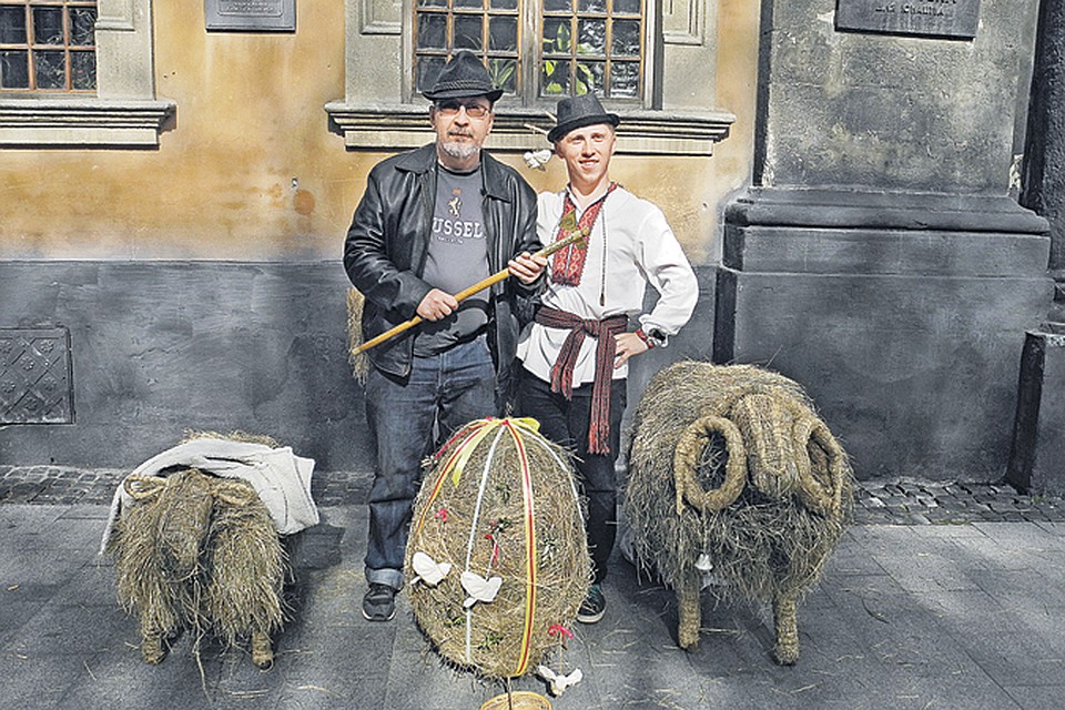 Этнографический гуцул (справа) охотно сфотографировался с московским визитером, проникшим на территорию незалежной. И взял недорого... Фото: Сергей ПОНОМАРЕВ
