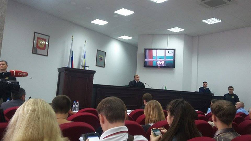 Лицо Надежды Савченко скрывала решетка, потом камеру перенастроили