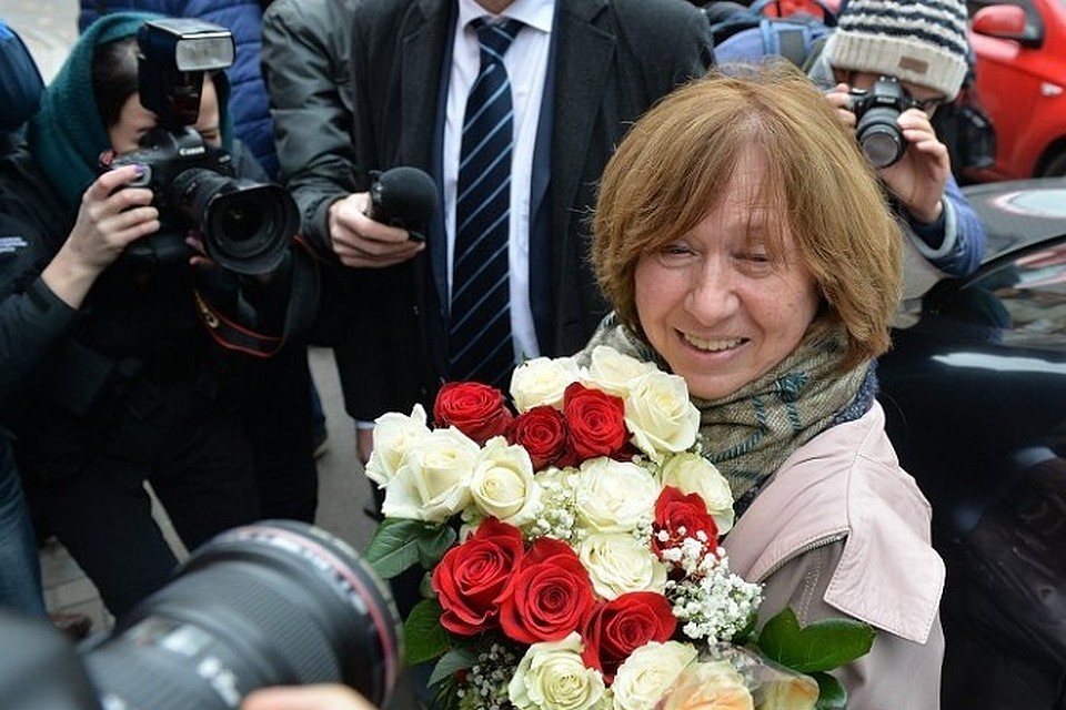 Алексиевич пишет в жанре документалистики. Она фиксируют чужие рассказы о том, свидетелем чего не была