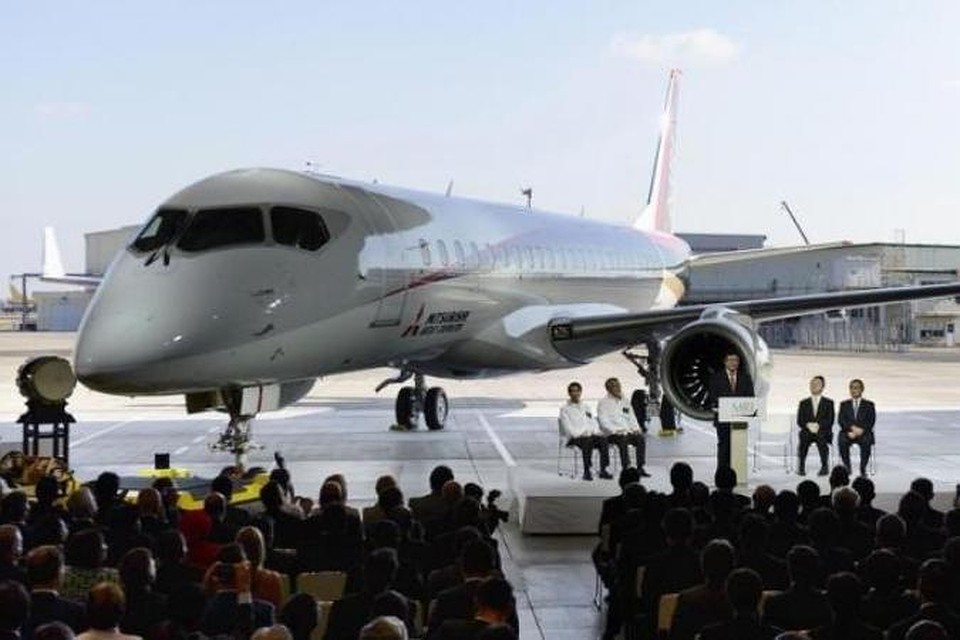 Первый японский реактивный пассажирский самолет Mitsubishi Regional Jet (MRJ) был показан мировой общественности в октябре прошлого года