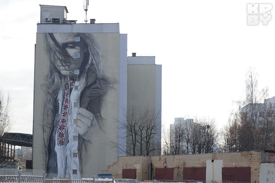 Автор большого граффити - британско-австралийский художник Guido van Helten.