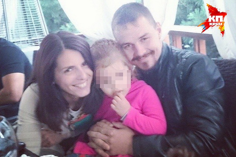 С виду - счастливая семья, но супруги, похоже, в последнее время ссорились.
