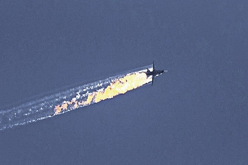Что же было на борту Су-24? Одни наши эксперты называют секретный комплекс радиоэлектронной борьбы «Хибины». Другие считают, что «Кука» погасили более мощной системой РЭБ. Короче, военная тайна. Фото: Twitter