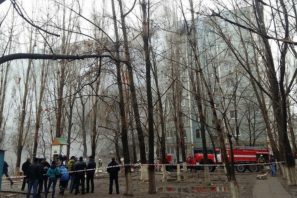 Выходы были завалены и людям пришлось прыгать из окон.